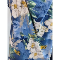 Bluzka niebieska z lejącym dekoltem typu woda - białe kwiaty